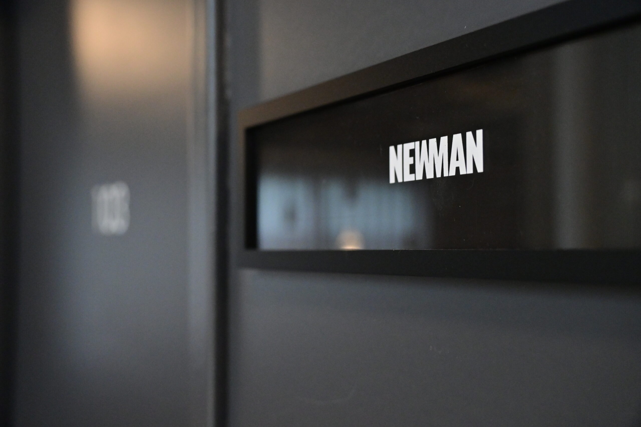 ニューマン オフィス表札